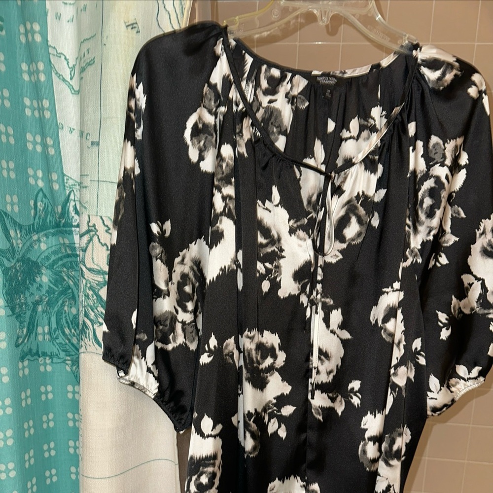 Almost new Simply Vera Vera Wang Monochrome Floral blouse